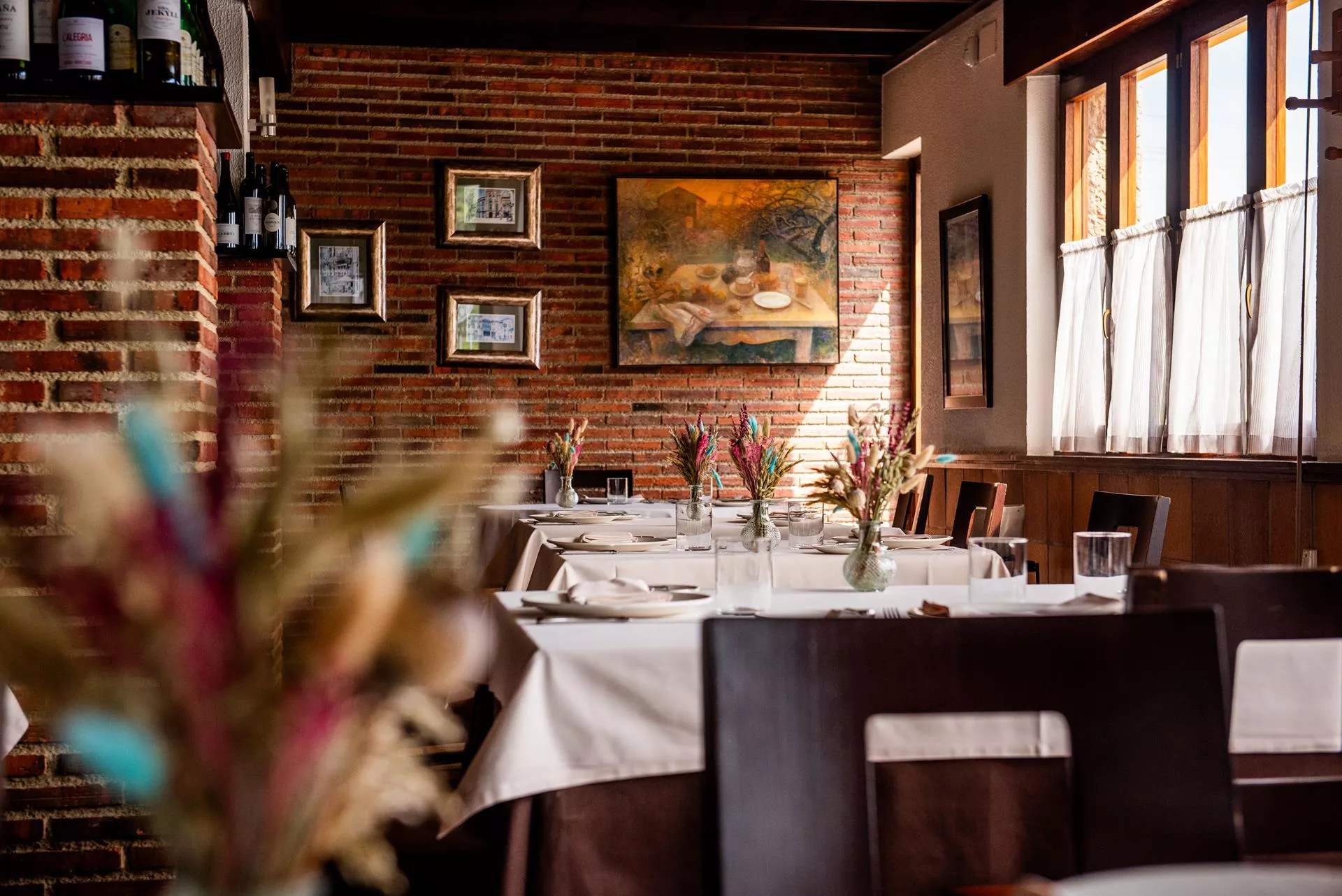 Precioso y elegante comedor clasico y pared de ladrillo visto en casa farpon