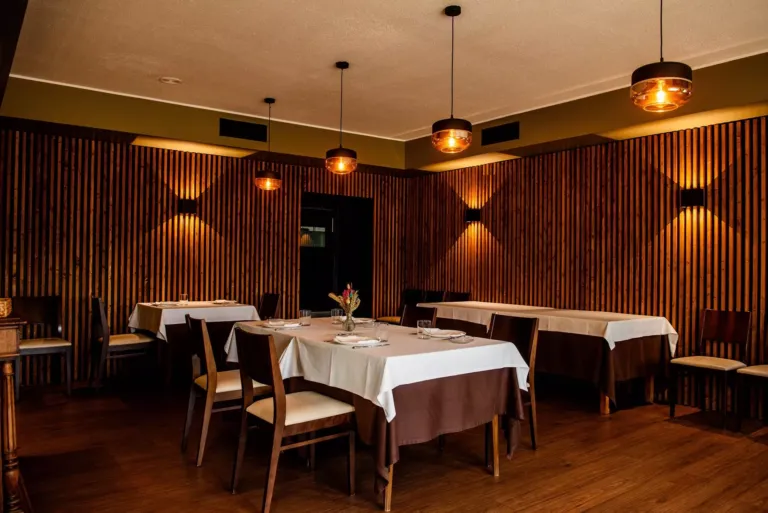 plano medio de comedor de casa farpon con iluminacion elegante