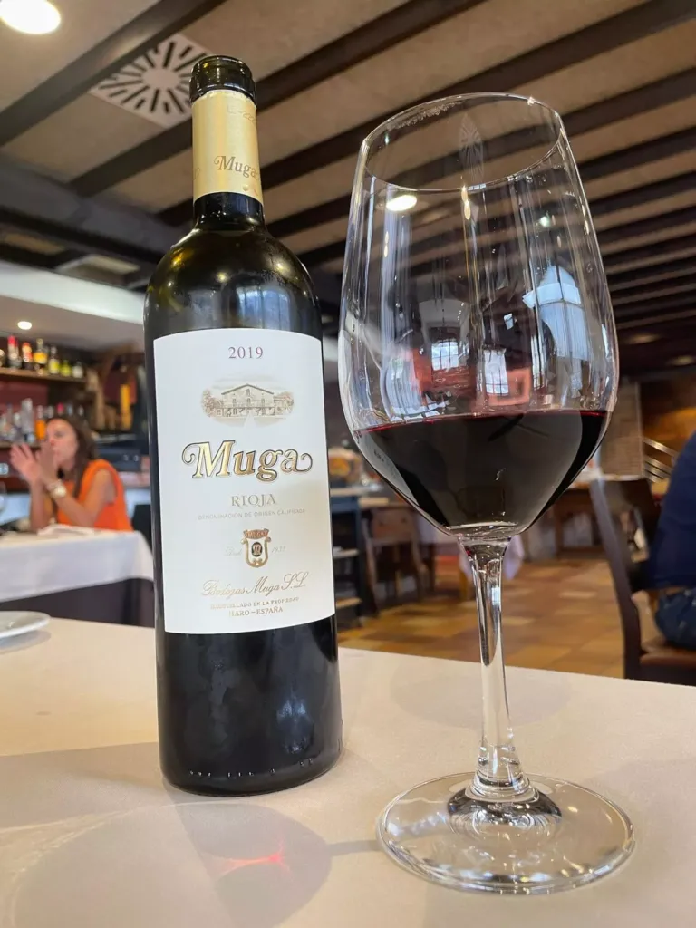 Primer plano botella de vino muga botella y copa de cristal
