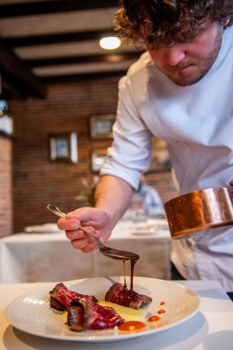 ASADOR-ABEL-COCINERO SALSEANDO SOBRE SOLOMILLO PARRILLA